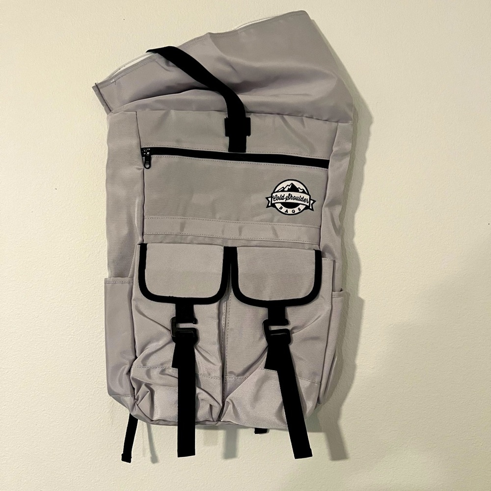 Cold shoulder cooler bag